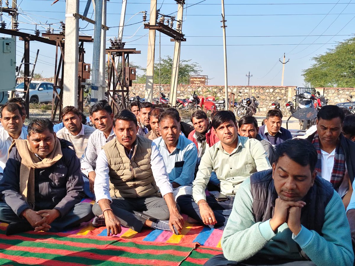 #बिजली_दुर्घटनाएं रोकने एवं बेहतर उपभोक्ता सेवा के विषय पर #JVVNL #दौसा के SE  ML मीना जी ने #जमीन पर बिछी जाजम पर अपने कर्मचारियों के साथ बैठकर बहुत आत्मिक संवाद किया। कुछ अधिकारी तो कर्मचारियों के साथ एक जाजम पर बैठना ही अपने आप का अपमान समझते हैं 
<a href="/artizzzz/">Arti Dogra</a> <a href="/JVVNLCCare/">Jaipur Vidyut Vitran Nigam</a>
<a href="/RajCMO/">CMO Rajasthan</a>