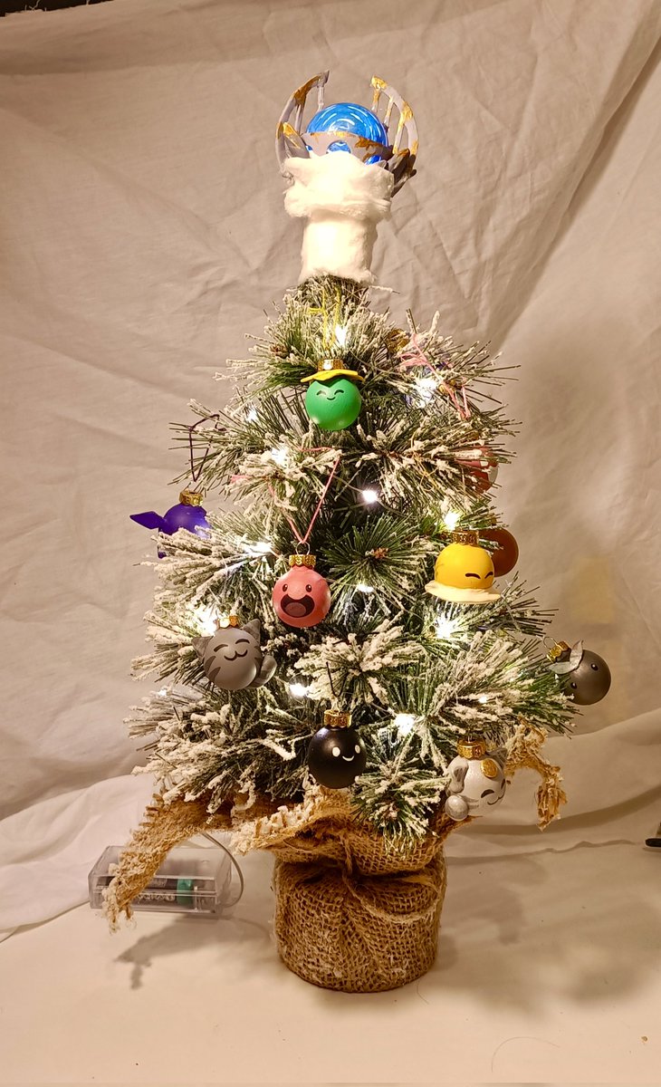_shadowphoenix0's tweet photo. My entry for the Slime Rancher Holidays art exhibition. My Slime Rancher themed mini Christmas tree, specifically the Prismacore tree topper. https://t.co/ANyFkdAPmT