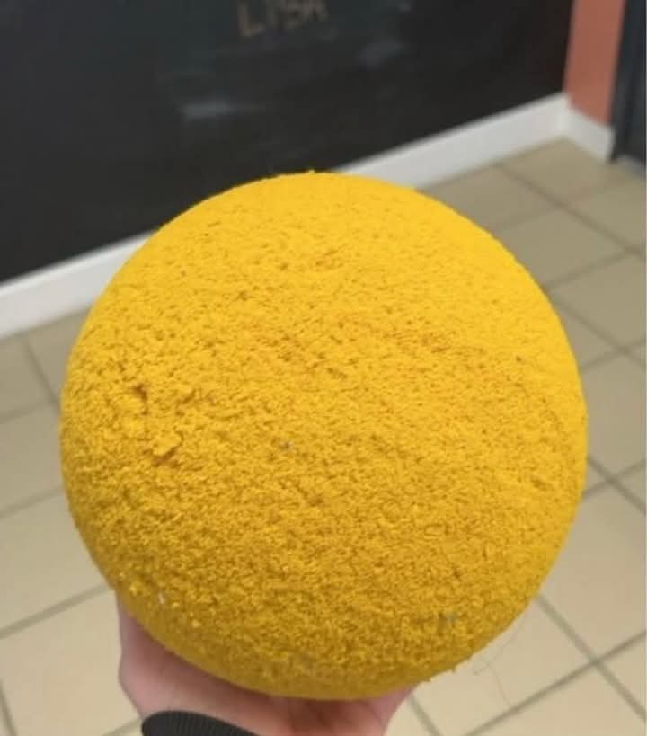 grandebougie's tweet image. Y'a que les anciens qui ont connu ce ballon à l'école primaire.