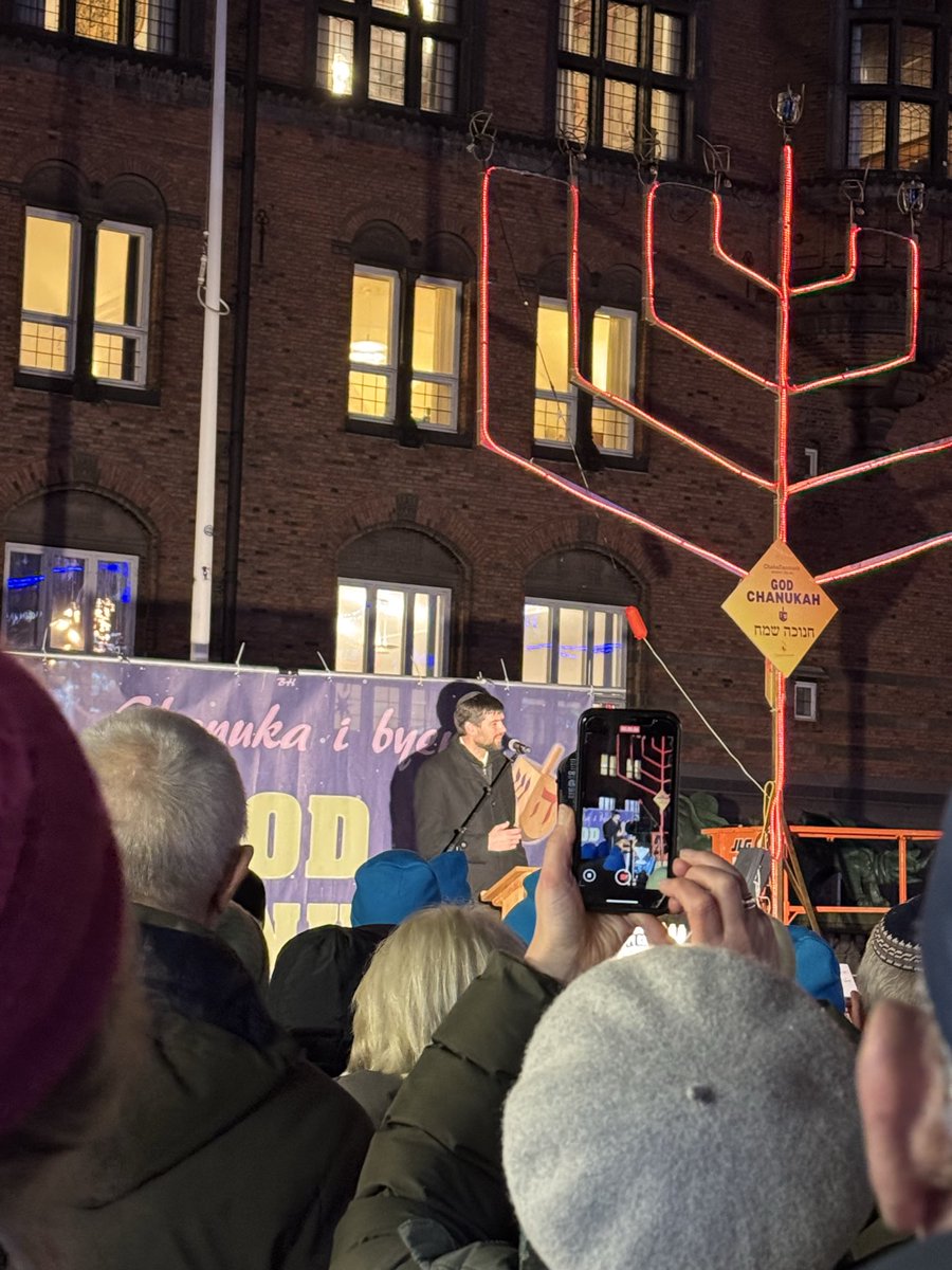 “Når vi står her i aften samlet, så er vi det stærke lys, der driver det mærke væk” overrabbiner Jair Melchior 
Til arrangementet, hvor vi minder ofrene i Sydney og markerer Hanukkah #lysimørket #dkpol
