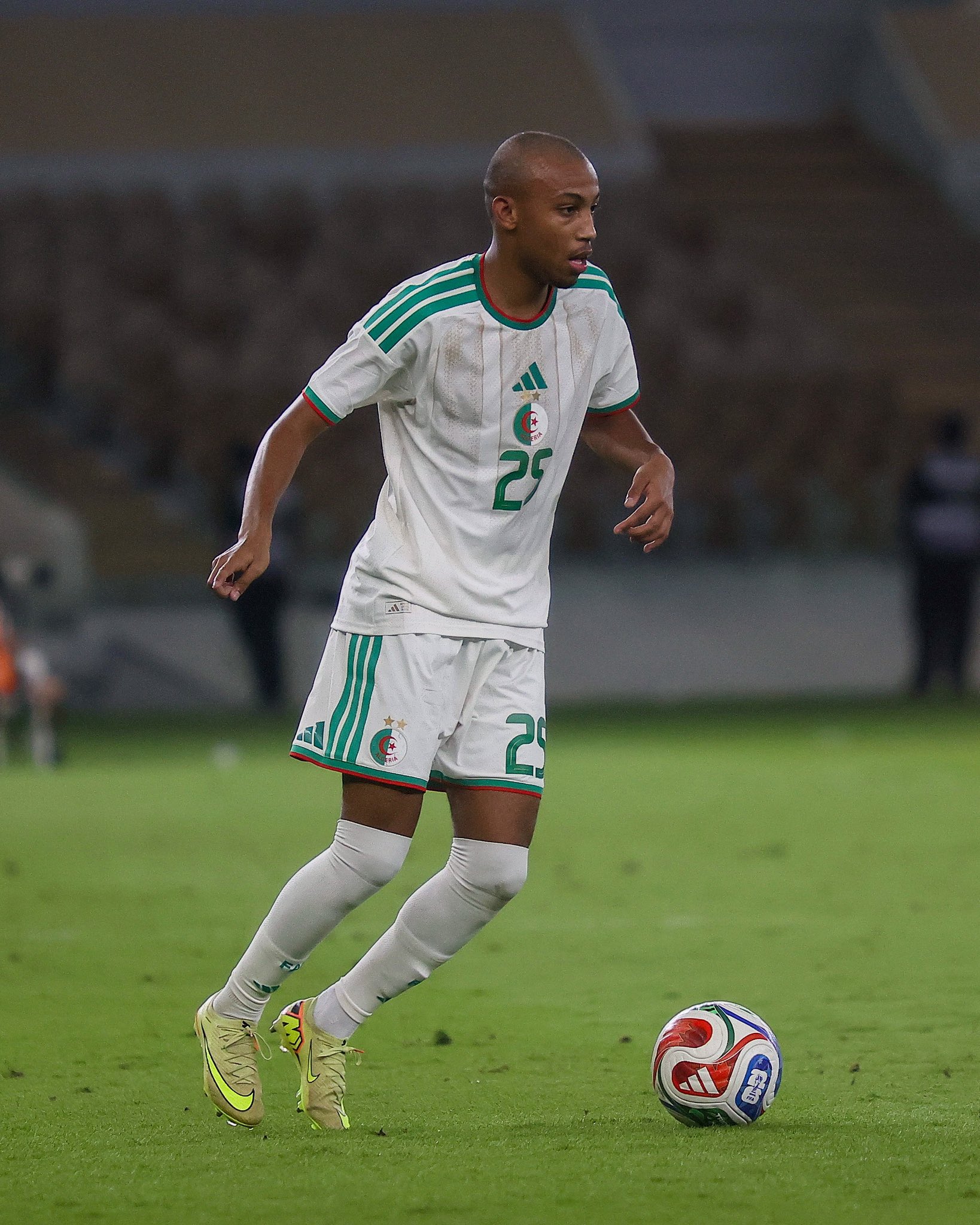 يوفنتوس وإنتر ميلان يراقبان عن كثب الظهير الأيمن لفيرونا رفيق بلغالي. "النيراتزوري" يحتاج إلى بديل لدينزل دومفريز على المدى البعيد. "اليوفي" حدد الدولي الجزائري كأولوية في نافذة الانتقالات المقبلة 