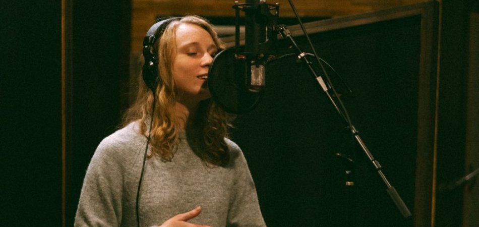 ells_worthy's tweet image. Hallie Marie wrestles with the difficulties of domestic abuse on new single "Mary". Read here: tinyurl.com/3f2zmt7c