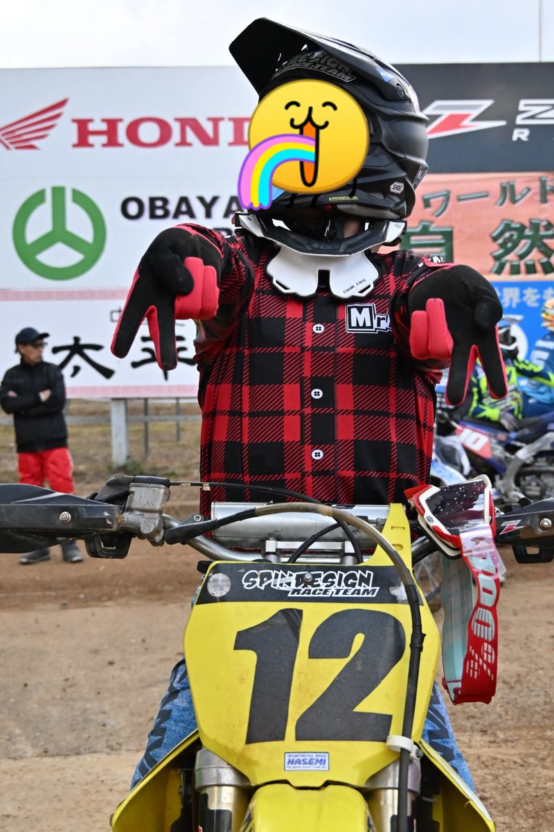 yoheymx12's tweet photo. #スゴーモトクロスチャレンジャーズ

フルグリットでした🙏圧巻だな、モトクロスはコレだなって思う１枚💋

おじさんはギャルピース✌️(๑˙❥˙๑)✌️
スタート前の１枚緊張感よw
ピース角度ウェア写真完璧久保田さんありがとうございまぁーす！

#canvasMX
#モトクロス
#草レース https://t.co/NPIW0EjsAQ