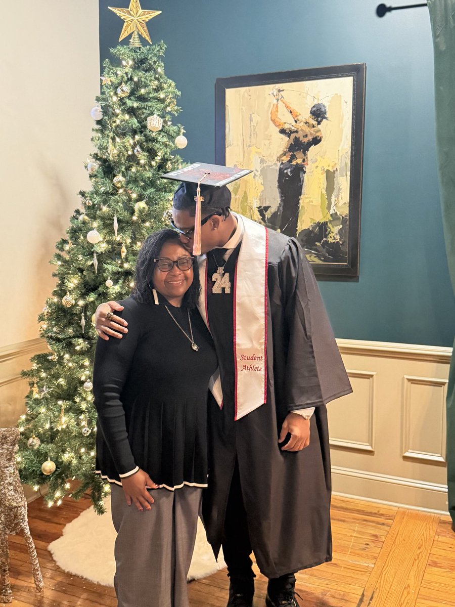 jameskilgoresr2's tweet photo. Graduation was awesome and thanks to everyone who gave well wishes to Jalon and all the graduates. Go Gamecocks!! https://t.co/cMqIlFmRfP