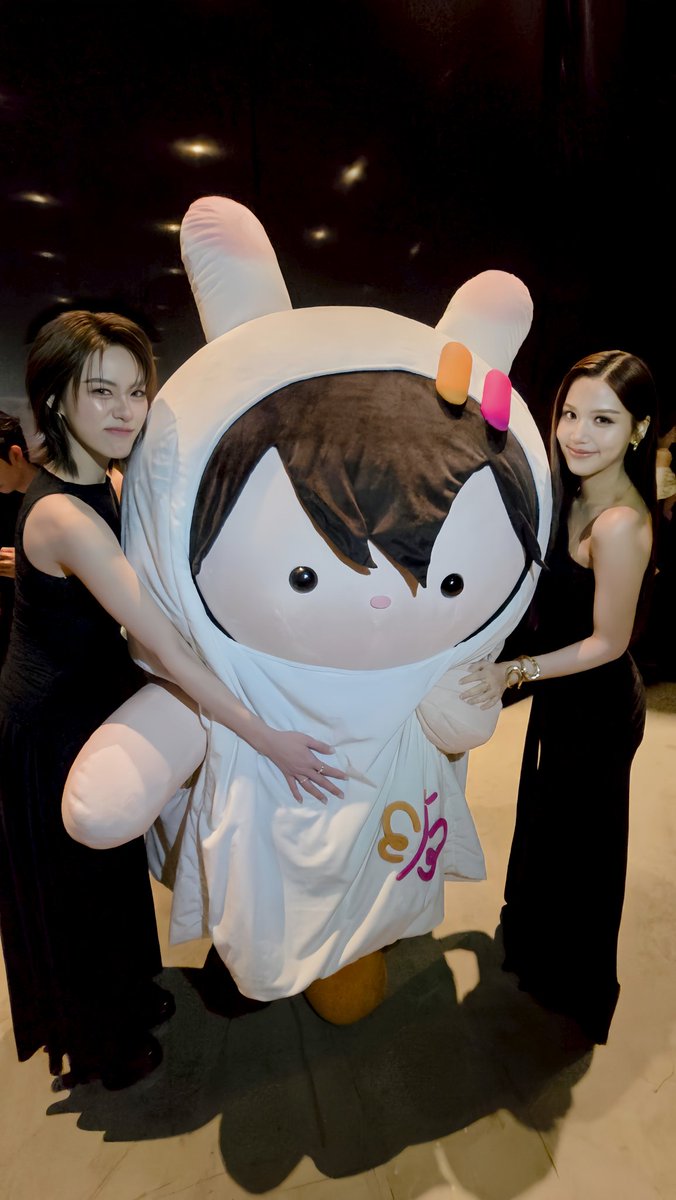 สาวบ้านนี้มีรางวันทุ๊กคนเยยน้างับ พูมจัยที่สุบเยย

EMI BONNIE ANY FAMILY WALK  
#PersonOfTheYearAwards2025