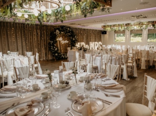 Why settle for just a wedding venue when you can have a full countryside retreat? @moddershalloaks combines picture‑perfect gardens, a shimmering lake, and a modern venue for your ceremony and reception - with cosy Woodland Pods ready for a post-celebration mini‑moon too 🥂