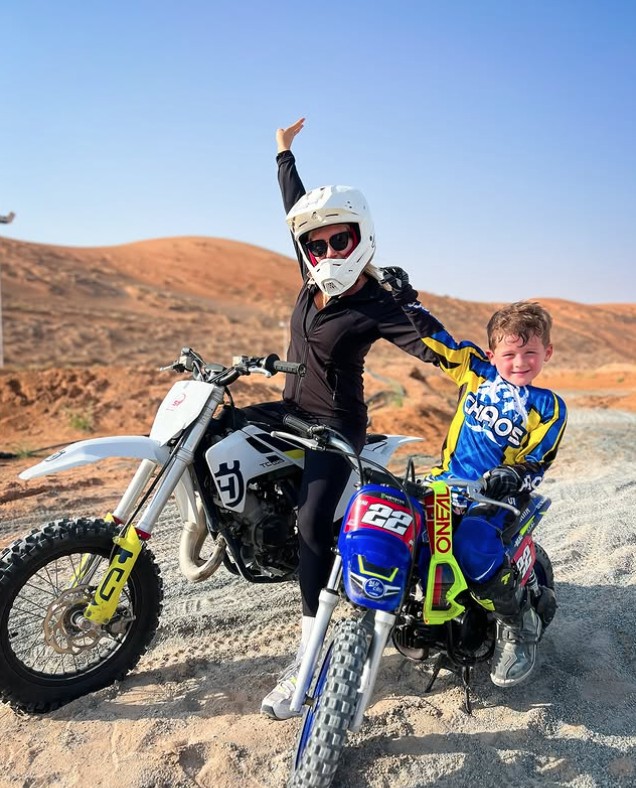 MimiandMoto's tweet photo. Moms who ride #motorcycles rock! Photo: area51_motocross #instagram
#twowheeltuesday #dirtbike #dirtbikelife #dirtbikekidz #momswhoride #motomom #motofamily #womenwhoridemotorcycles #womenwhoride #momsarecool #coolmom #WomenRidersNow #girlswhoride #motorcycle #mom https://t.co/ECeU3lJLH9