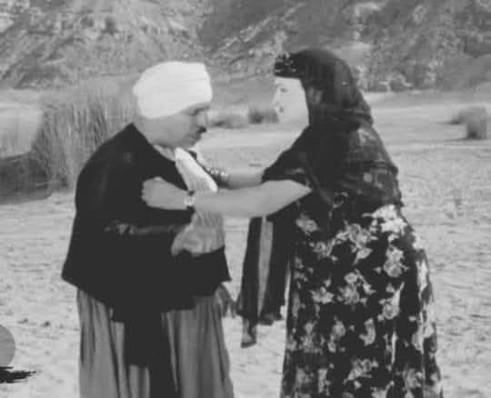 _ ليله راس السنه قربت ياحنفى 🤨
= ما تقرب ياأم حميده هو أنا بابا نويل 😒🤔