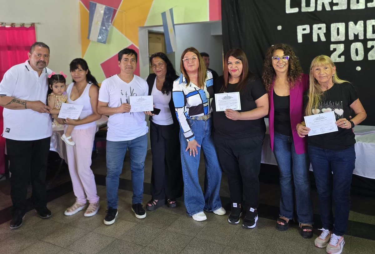 larroqueandres's tweet image. En La Matanza entregamos más de 50 certificados del curso de formación de cocineros para Comedores Escolares, que llevamos adelante a través del @MinDesarrolloBA en articulación con @TrabajoPBA

Mediante estas capacitaciones ampliamos las posibilidades de inserción laboral de los…