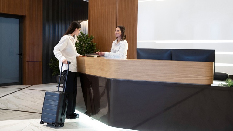 A partir de hoje, entram em vigor as novas regras para entrada e saída em meios de hospedagem em todo o Brasil. 🏨

A portaria do @mturismo traz mais transparência para o consumidor, define a diária como 24 horas e garante, no mínimo, 21 horas de uso efetivo da acomodação, com