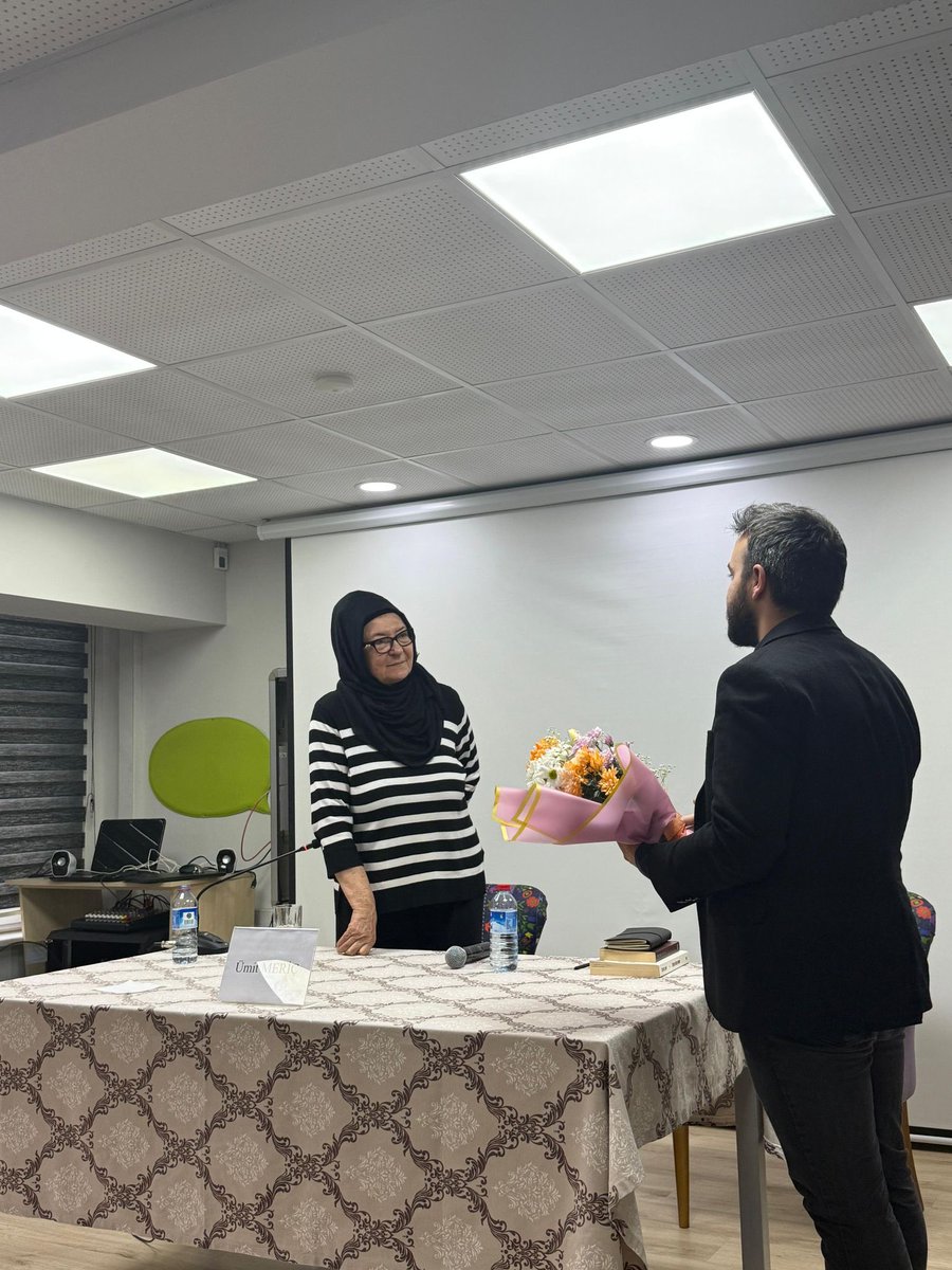 cmlder's tweet photo. Doğum gününde müstesna münevver Cemil Meriç'i Prof. Dr. Ümit Meriç'in "Babam Cemil Meriç" başlıklı söyleşisiyle yâd ettik. Derneğimiz adına Başkan Yardımcımız Mustafa Ali Aykol çiçek takdiminde bulundu. Cemil Meriç hatırasının yaşatılmasında emeği geçen herkese teşekkür ediyoruz. https://t.co/6wSDrYbcVn
