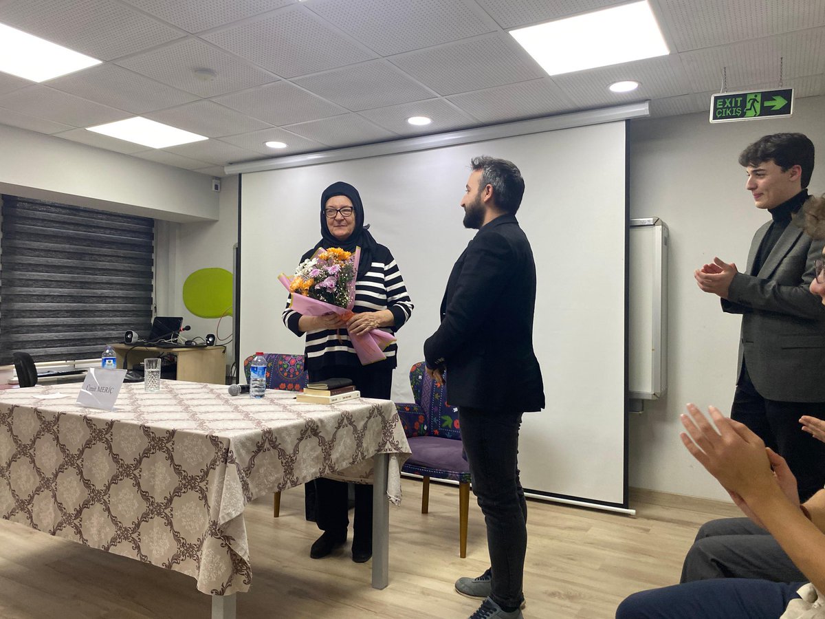 cmlder's tweet photo. Doğum gününde müstesna münevver Cemil Meriç'i Prof. Dr. Ümit Meriç'in "Babam Cemil Meriç" başlıklı söyleşisiyle yâd ettik. Derneğimiz adına Başkan Yardımcımız Mustafa Ali Aykol çiçek takdiminde bulundu. Cemil Meriç hatırasının yaşatılmasında emeği geçen herkese teşekkür ediyoruz. https://t.co/6wSDrYbcVn
