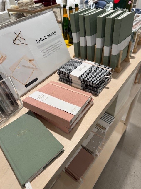 AstroPaper's tweet image. We love spotting our customers’ beautiful products out in the wild and Sugar Paper’s thoughtful, timeless designs feel just as warm and welcoming as the paper they’re printed on. Great design starts with great paper.
#AstroPaper #SugarPaper #PaperMatters #PaperLove #RetailInspo