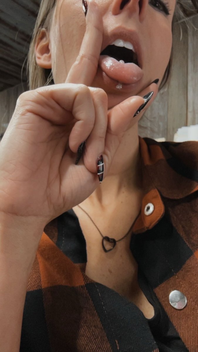 GoddessVive's tweet photo. Very friendly 🖤 Does not bite 🖤 But I'll ruin your mind if you let me 🖤 #findom #financialdomination #goddess https://t.co/OPrTZbXuaK
