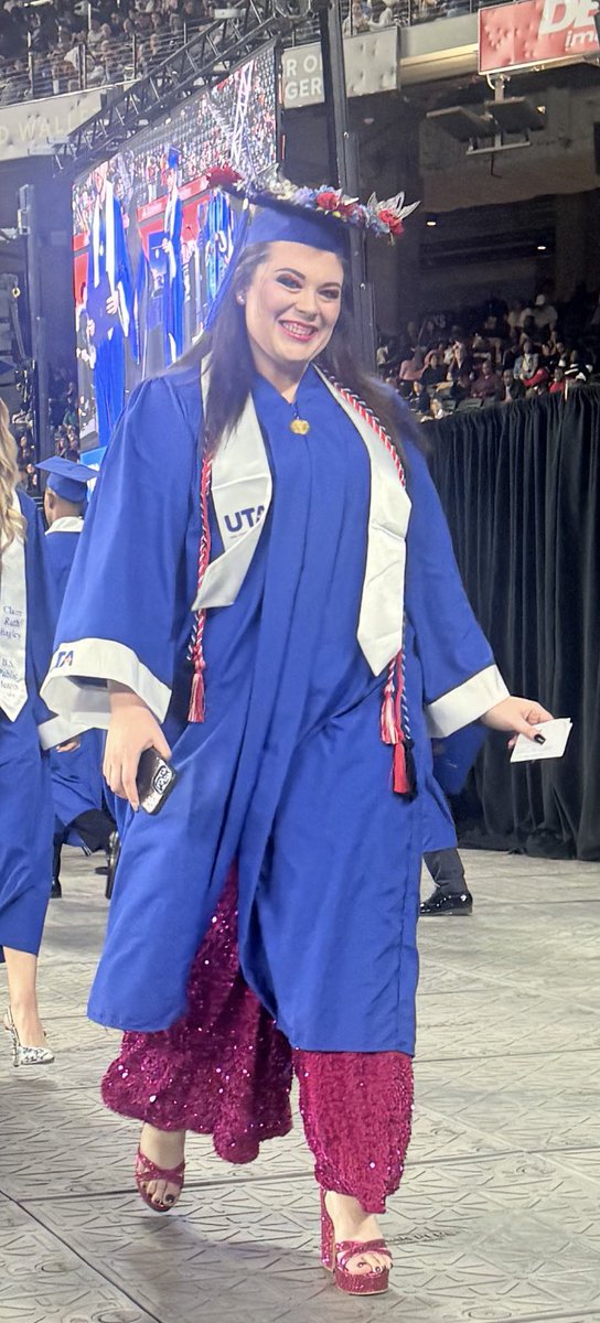 Dederia97's tweet photo. Little life update:
-Graduated Cum Laude (with honors) from UTA 🎓🎊
-Officially released my baked goods menu for my business Wild Hearts Designs &amp; Bakery🧁🥐🍰🥧🍪
-Will be releasing my first written book soon on Amazon💻📖🖋️📝 https://t.co/11taDHZUHJ