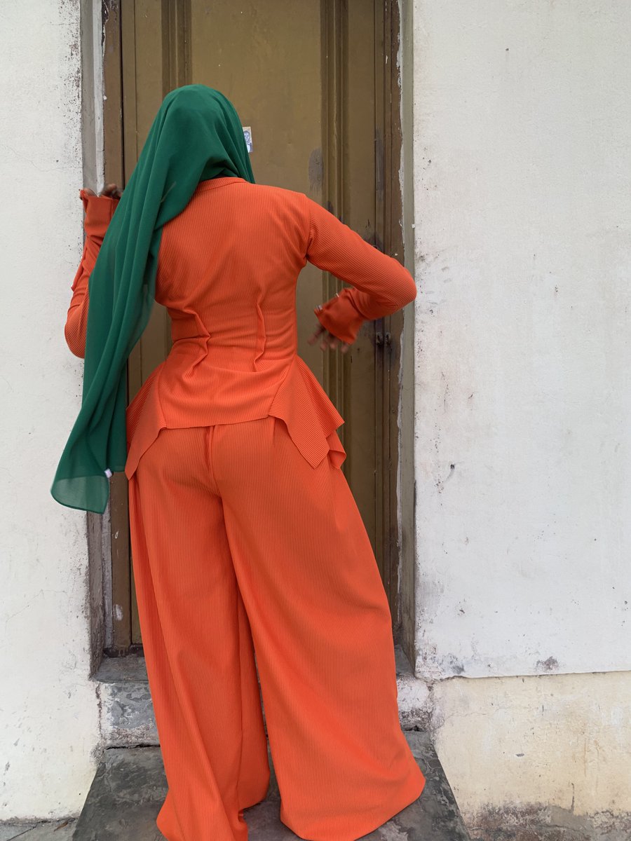Hamee_dahh's tweet photo. ESSA snatches the whole room’s attention onto you
The color, the details, the drama -that is all ESSA.

This set is a stylishly cut shirt paired with a pleated wide leg pants.

Price:NGN36,000 https://t.co/OU4pueQFX9