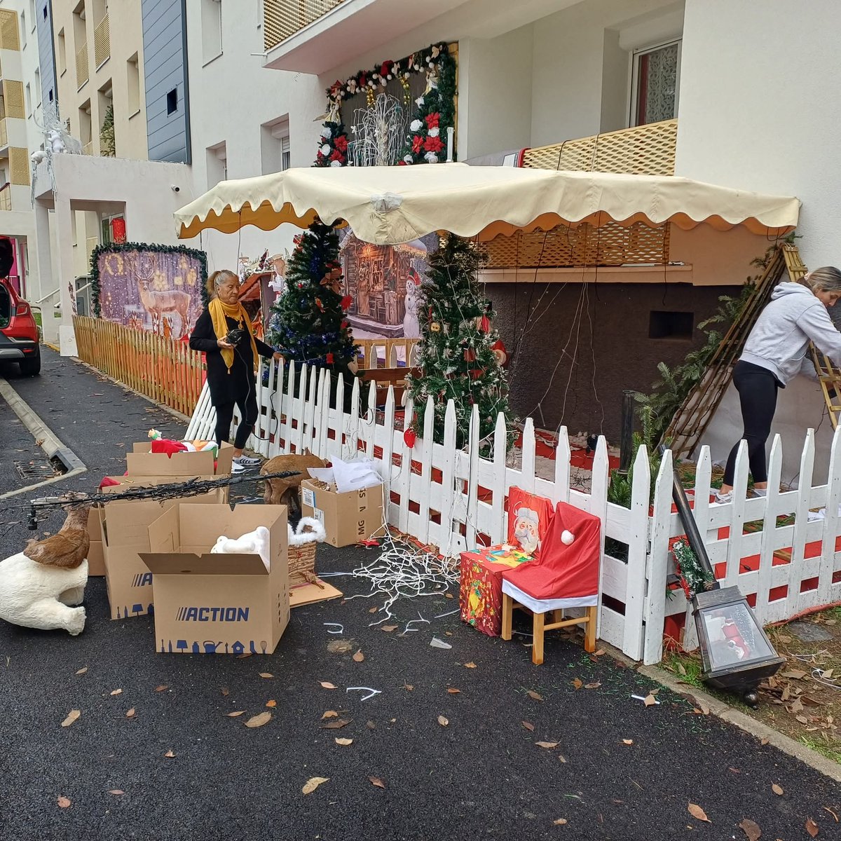 A Narbonne, l'office HLM fait demonter une magnifique  crèche et décorations de Noël présente  depuis 7 ans qui recevait le maire tous les ans pour une photo.
De quel droit ?

Il faut se battre pour préserver nos traditions, chrétienne sur ce sujet.