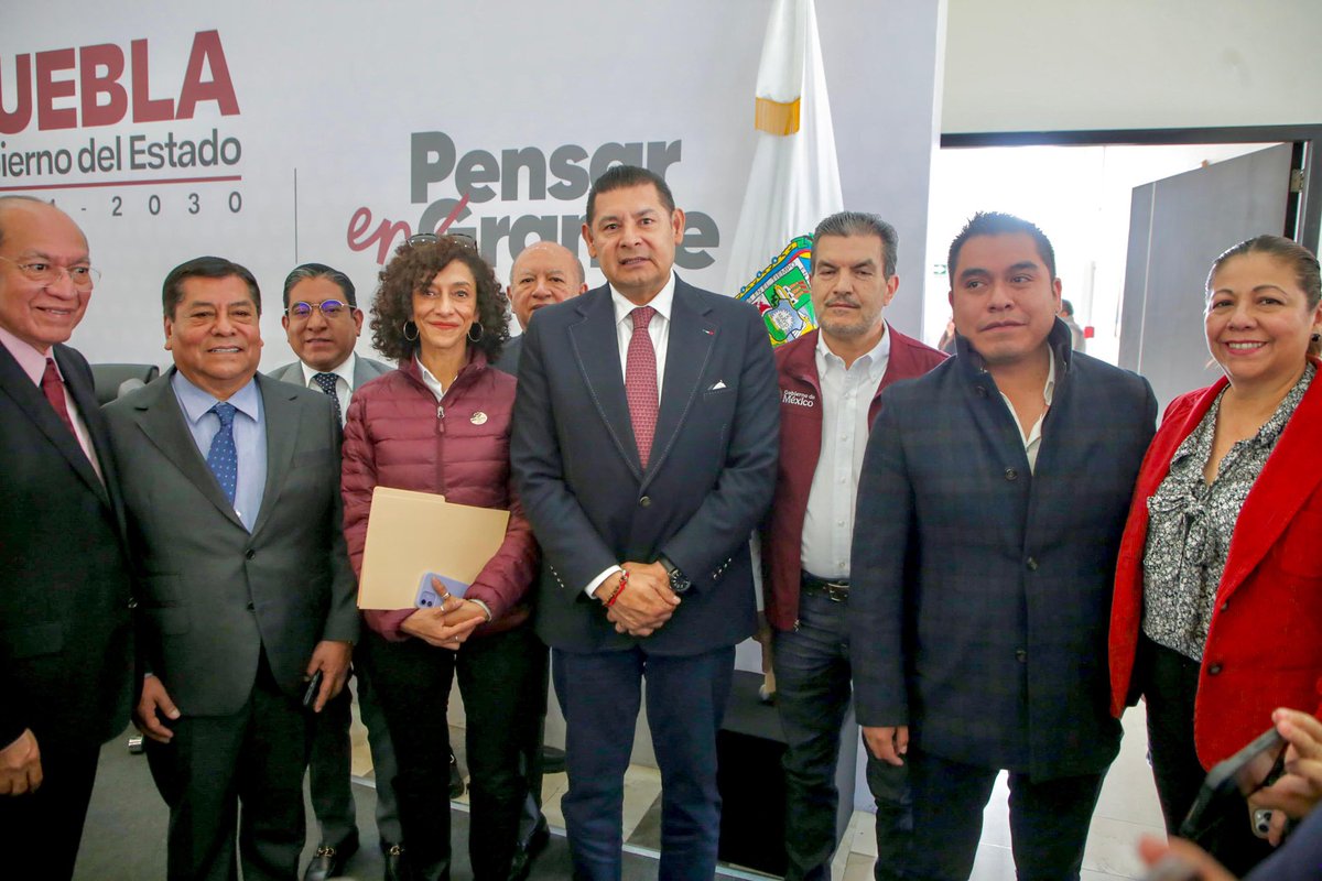 A un año de gobierno, tras el #PrimerInforme, refrendamos nuestro compromiso de seguir trabajando todos los días bajo la directriz de nuestro Gobernador <a href="/armentapuebla_/">Alejandro Armenta</a> 

Es un honor formar parte de este equipo y servir con responsabilidad, compromiso y vocación #PorAmorAPuebla