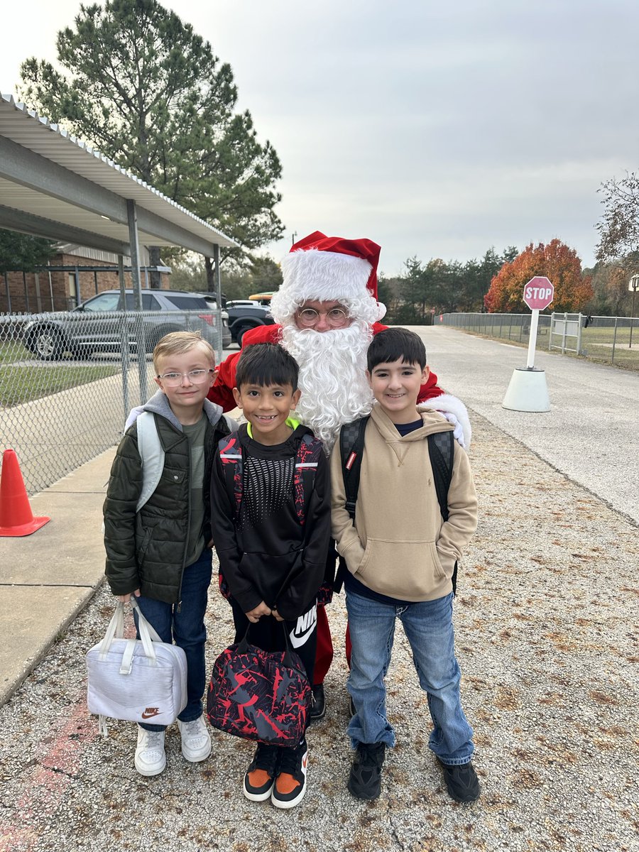 WestwoodISD's tweet photo. S A N T A  🎅🏻

Surprise visit from Santa at Westwood Elementary this morning! ✨ 

#SANTA #wisd #panthernation #merrychristmas2025 #wwway https://t.co/JnghTVYyVt