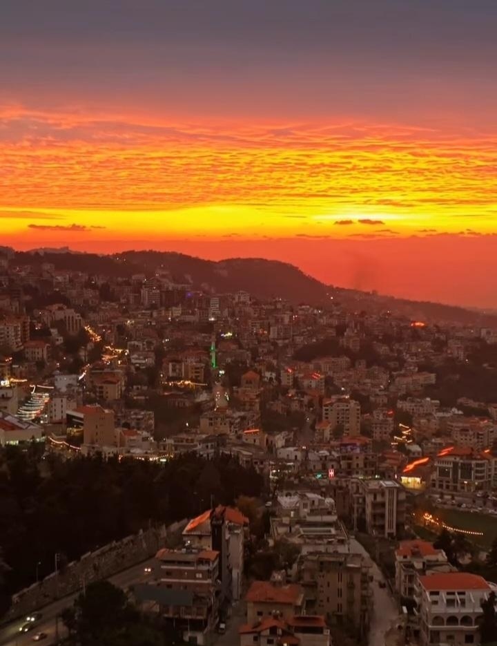 Jihan_akl1's tweet photo. مشهد السماء في لبنان اليوم 🔥😍 https://t.co/kpw4aljgNU