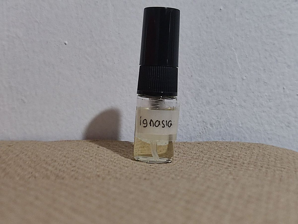 Sob2023Jamil's tweet photo. Alhamdulillah sudah jadi parfum yang ku desain dengan referensi aroma vtuber kesayangan kita bang @daisyignaciay , dan aromanya beuh mantap 😍

Btw ini parfum desain kedua, yang pertama masih ada yang kurang sih hehe 🙏🏻 https://t.co/ljQniPnlY3