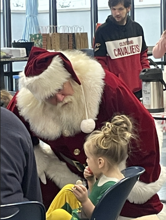 CarlisleCBF's tweet photo. The #CarlisleCBF team recently gathered for our annual holiday breakfast.

From photos with Santa to holiday crafts, games, and great music, it was wonderful to see our employees and their families enjoying time together!

Happy holidays from our family to yours! https://t.co/7JCbBLozdp