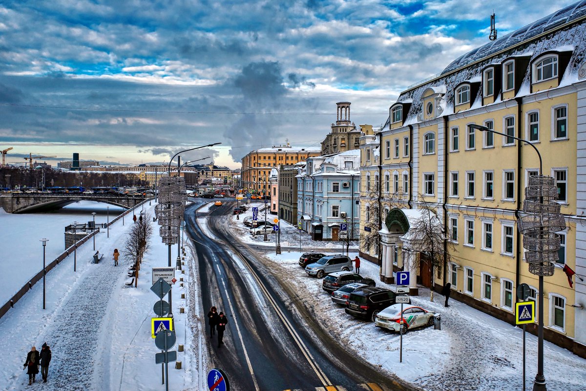 PEKHTography's tweet image. Snow falls on 300 bridges connecting what was to what is 🏛️ 
yellow walls holding empire memories while cars honk ❄️ 
Time doesn't pass here — it accumulates like frost on iron ✨ 
#StPetersburg #WinterCity #ArchitectureLovers #LayeredHistory