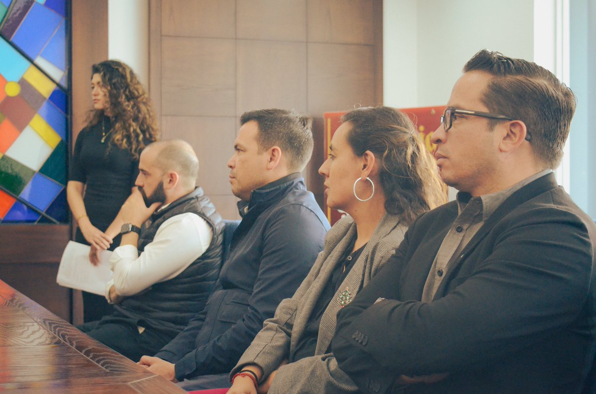 🤝 La #EMOVEP y la #UniversidadDelAzuay firmaron un convenio interinstitucional para la realización del VII Congreso Internacional de Movilidad Sostenible 2026.

Un paso clave hacia una movilidad más responsable e innovadora. 🚲🌱

#VinculaciónUDA