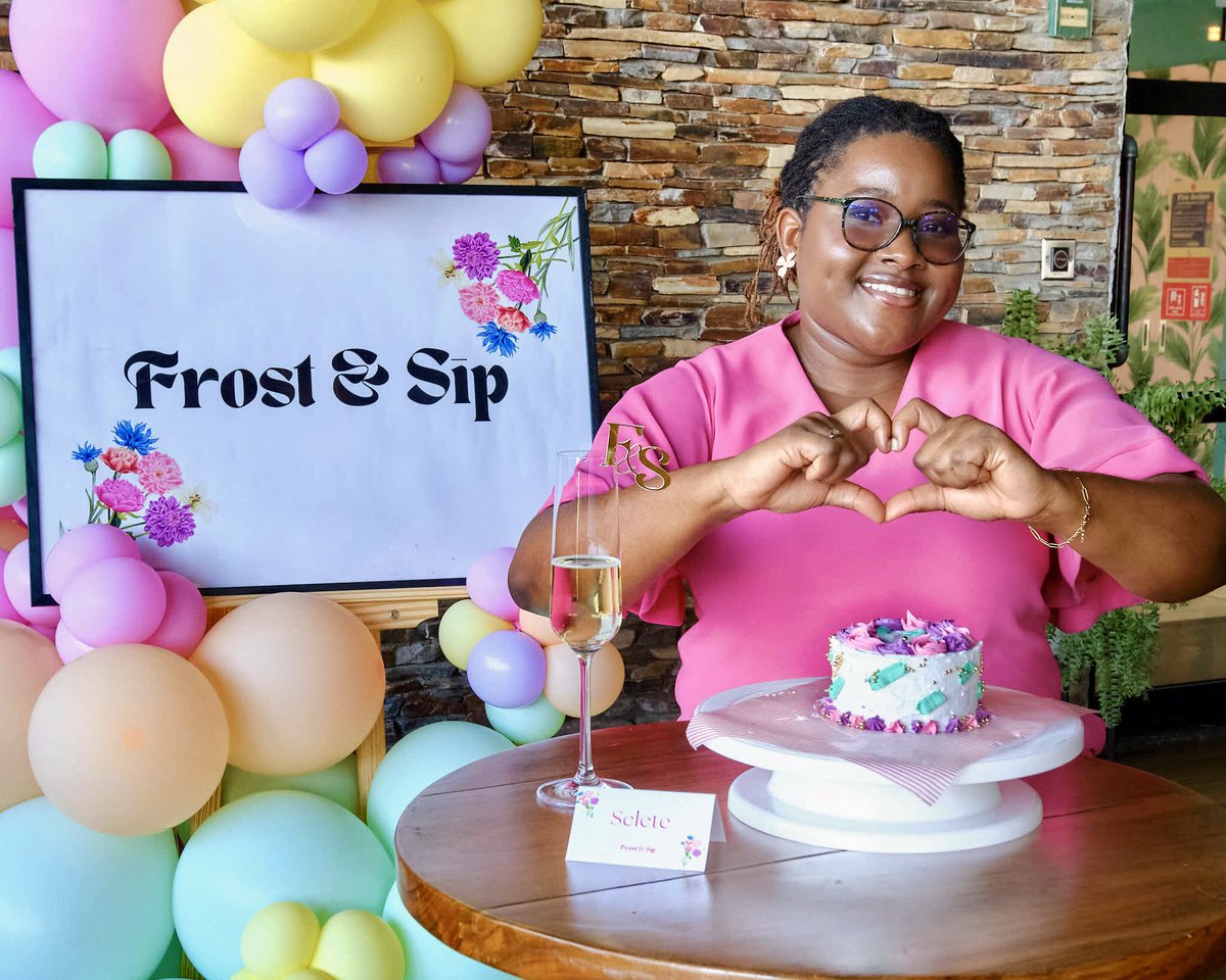 zisvngs's tweet photo. This is what “I did that” looks like 😍😍
A reminder that you’re capable of more than you think! 

If you’ve been waiting for a sign, this is it. Frost &amp; Sip is 10 days away 🥳
Tap the link in our bio to register ✨

#frostandsip #bentocakes #cakedecorating https://t.co/VtMwF8hH8l