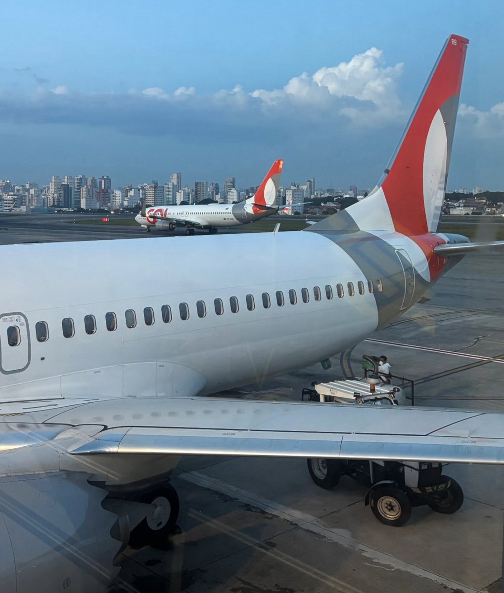 Airports always put things in perspective.

End of the year, a few last trips, and a lot of noise left behind at the gate.
Sometimes the best reads come when you’re in transit, not glued to the screen.

Wrapping up the year with a bit more distance and a clearer view ✈️⚡️