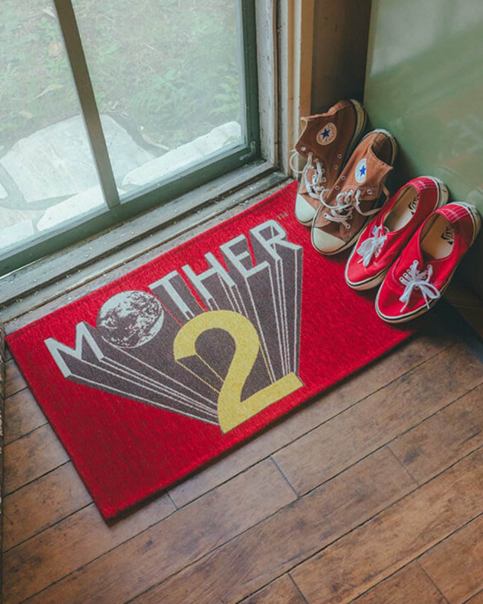 EarthBoundCafe's tweet image. 🛍 Nuovi Prodotti a tema EarthBound: Tappeti per la casa, specchietto di Mother, astucci Mr. Saturn!
