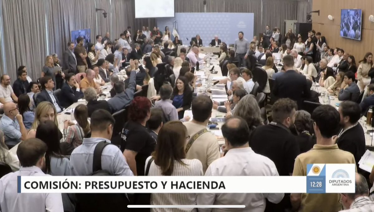 🚨ATENCIÓN: EL GOBIERNO QUIERE DEROGAR LA LEY DE EMERENCIA EN DISCAPACIDAD Y LA LEY DE FINANCIAMIENTO UNIVERSITARIO 

El gobierno acaba de mandar un nuevo dictamen de Presupuesto de 2026 que entre otras cosas plantea la derogación de la Ley de Emergencia en Discapacidad y la Ley