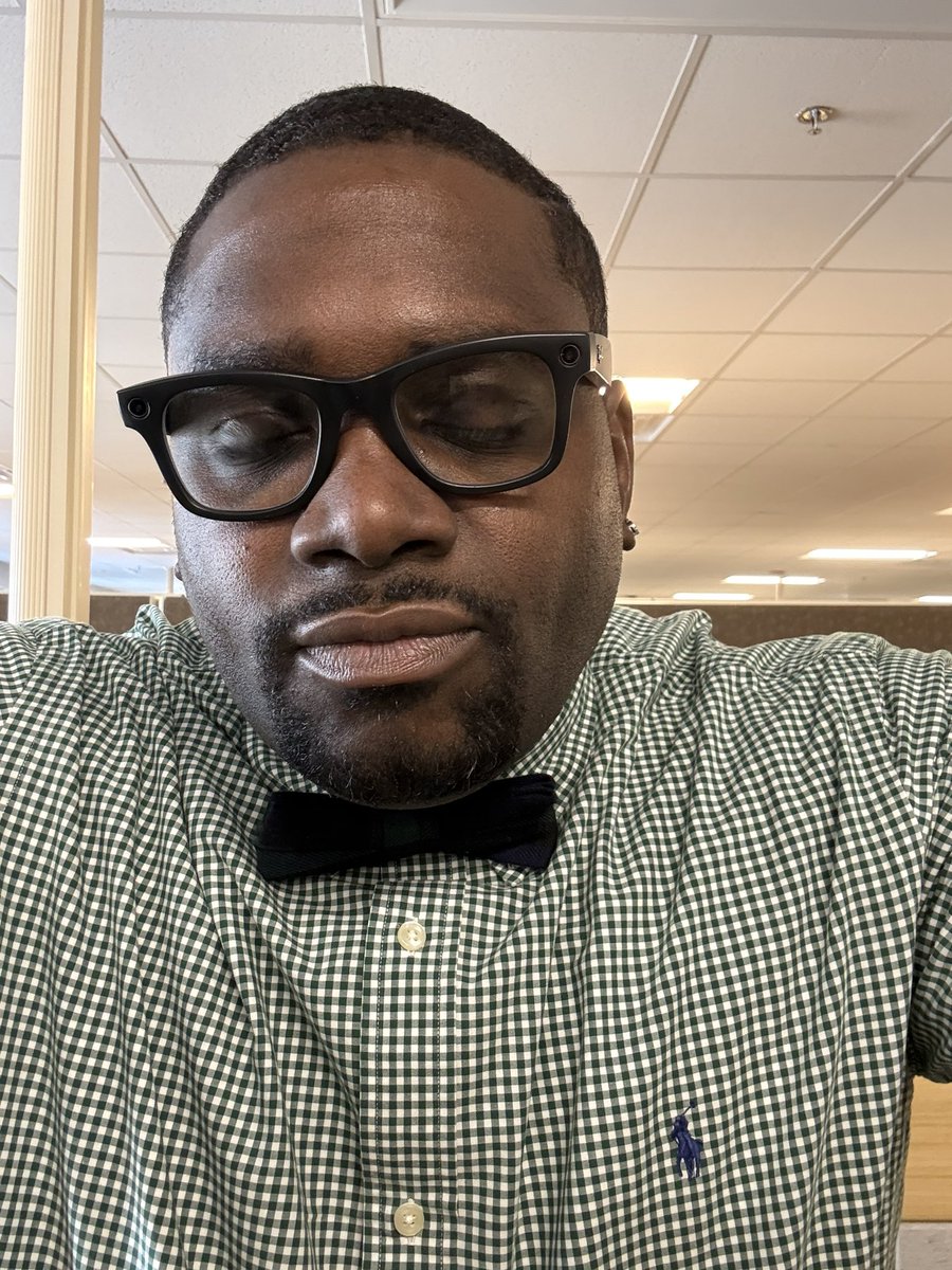 Gliss718's tweet photo. Why my director came up to me and said bean pie 🥧 my brother.. smh all he does is joke around all day long 🤣🤣😆😆 #LoLife🐎 #DMV🏛️ @RalphLauren https://t.co/i2qjq9PE8t