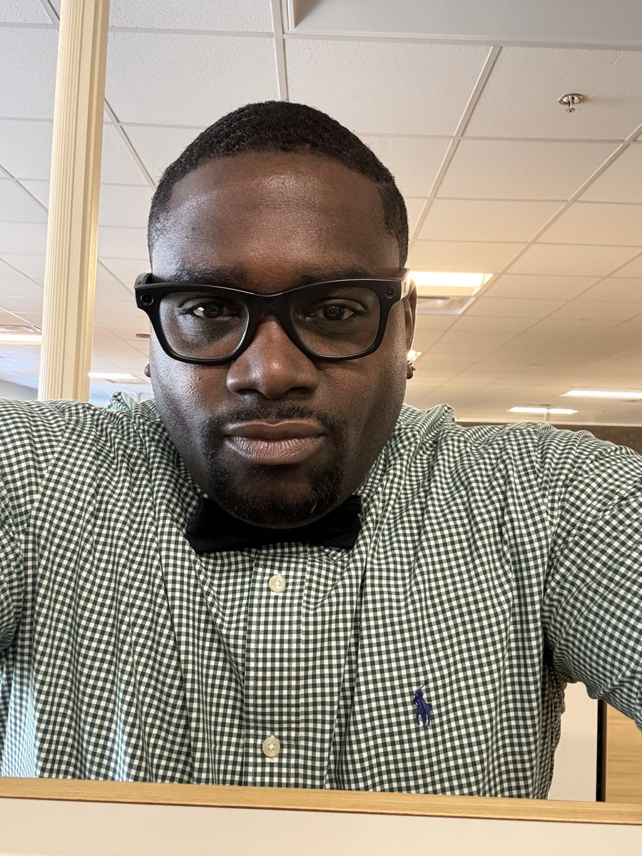 Gliss718's tweet photo. Why my director came up to me and said bean pie 🥧 my brother.. smh all he does is joke around all day long 🤣🤣😆😆 #LoLife🐎 #DMV🏛️ @RalphLauren https://t.co/i2qjq9PE8t