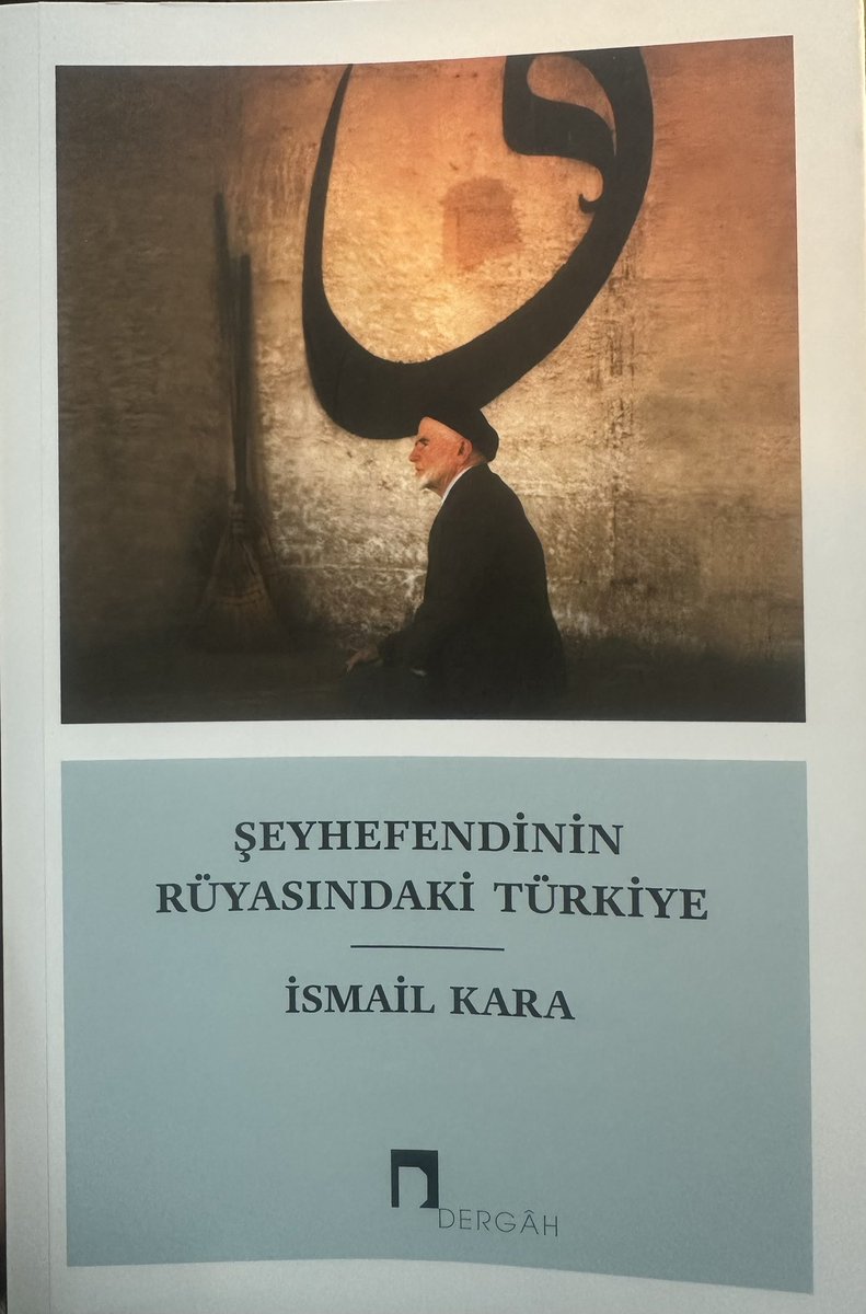 Kitabı her ele aldığımda bu resimdeki zatın Mustafa Karayı hatırlatışı zihnimde vuku bulur. Acaba diyorum İsmail Kara burada da bir mesaj mı vermek istedi. Evet resimdeki zatın sakalları var, resimdeki zatın ten rengi de uymuyor Mustafa Karaya. 
Yine okursam yine aynı düşünce😊