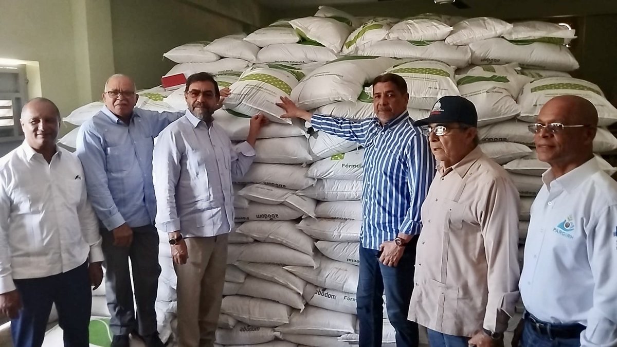 Con una inversión de 46.4 millones de pesos se rehabilitarán 18,000 tareas de café mediante la entrega de 21, 300 quintales de fertilizantes, beneficiando a 788 caficultores en La Vega, Constanza, Bonao, Salcedo, Mao y Santiago.
Además, entregamos insumos al Proyecto de