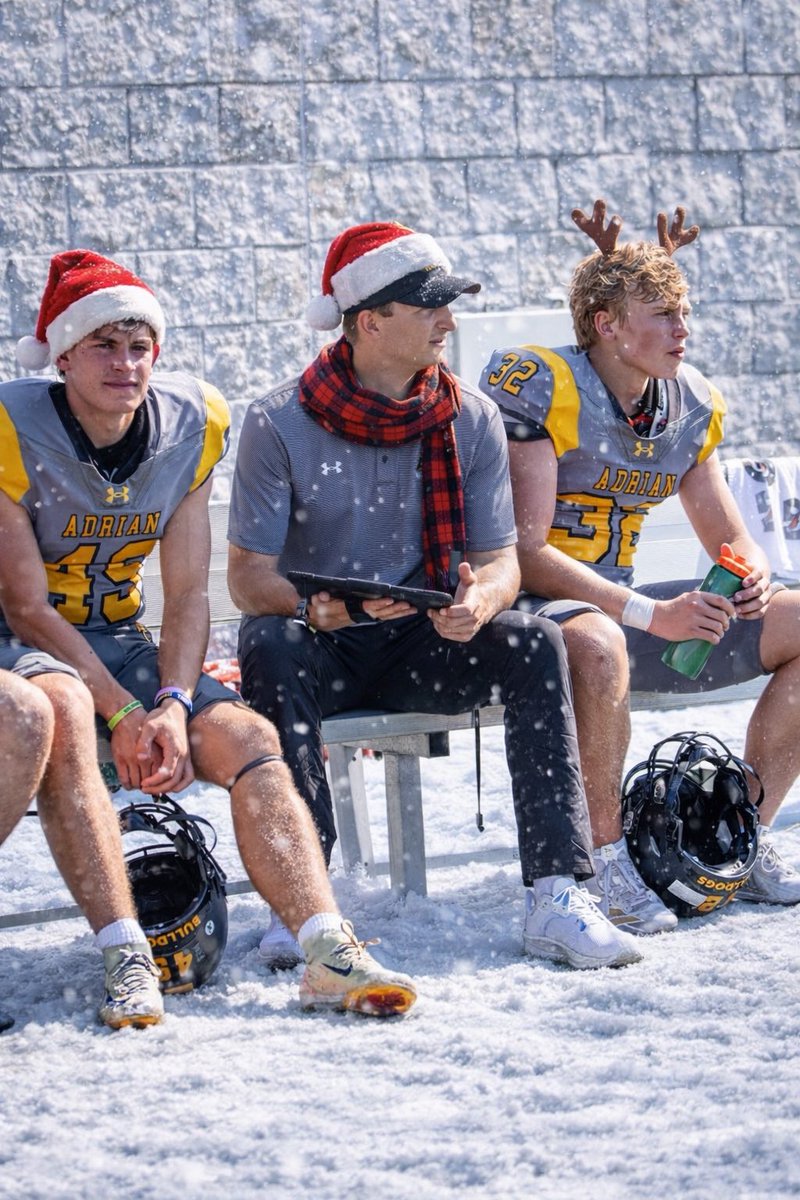 AdrianCollegeFB's tweet photo. Feeling Festive 🎄 #GDTBAB https://t.co/vlUyDFmY8f