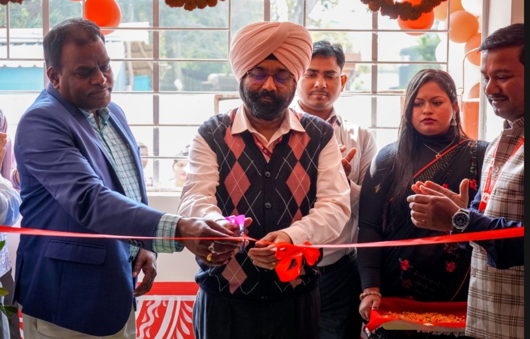 CPMG_Odisha's tweet photo. 🎉📮A new milestone for #IndiaPost in Odisha! 

Odisha’s first Revamped #GenZ Post Office was inaugurated on 16.12.25 at Takatpur SO, MSCB University, Mayurbhanj by Shri Nirmaljit Singh, Chief PMG, Odisha Circle in presence of Prof. Pramod Kumar Satapathy, VC, MSCB University. https://t.co/B7vLP3qPr1