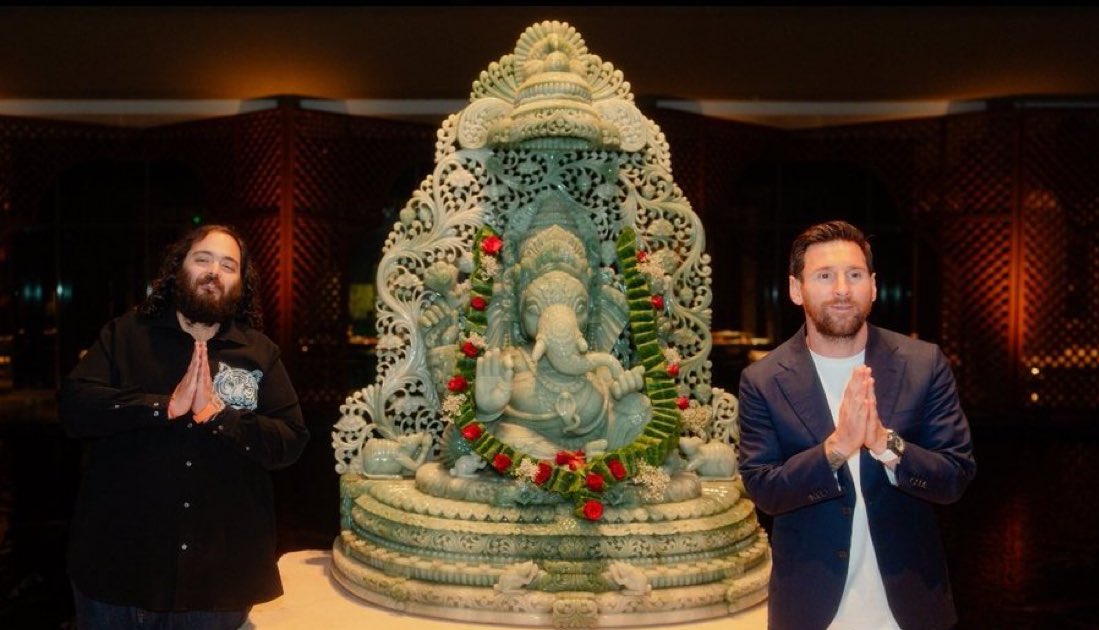 mufaddal_vohra's tweet photo. Leo Messi taking blessings of Lord Ganesha. https://t.co/xzQ6Ggq97D