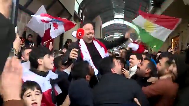 VİDEO - Zaho taraftarlarından eğlenceli görüntüler...

Futbol dünyasının en prestijli ödüllerinden biri olan "The Best FIFA Football Awards" töreninde, "Yılın Taraftarı" ödülünün sahibi Kürdistan Bölgesi ekibi Zaho SC'nin taraftarları, kararın açıklanmasının ardından tezahüratlar