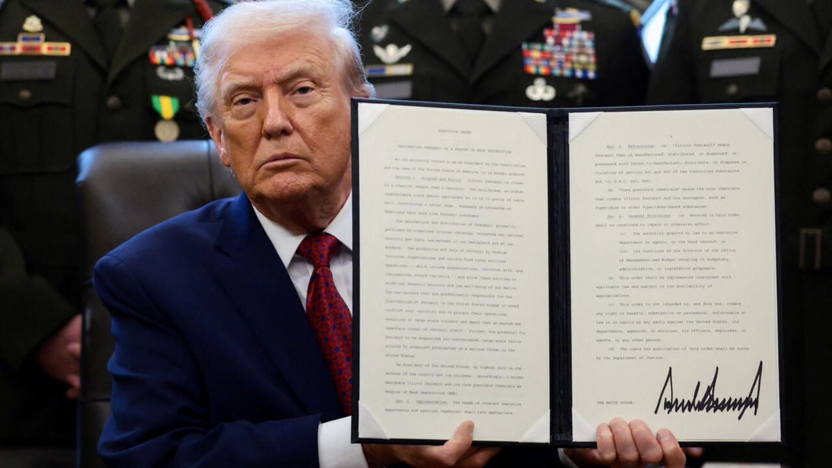 Political_Room's tweet image. 🇺🇸Donald Trump firma una orden ejecutiva que reclasifica el fentanilo como “arma de destrucción masiva”.

Esta distinción permite ampliar el papel del Pentágono y de la comunidad de inteligencia en la lucha antidrogas y abre la puerta a operaciones más agresivas contra carteles y…