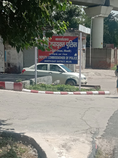 #Delhi: नॉर्थ-ईस्ट जिले के विभिन्न थानों के 40 पुलिसकर्मियों को लाइन हाजिर किया गया है। सूत्रों के अनुसार, उनके इलाके में अवैध कारोबार फल-फूल रहा था। डीसीपी नॉर्थ-ईस्ट को इसकी जानकारी मिली तो उन्होंने गोपनीय जांच करवाई,आरोप सही पाए गए। इसके बाद सभी के खिलाफ कार्रवाई की गई है।