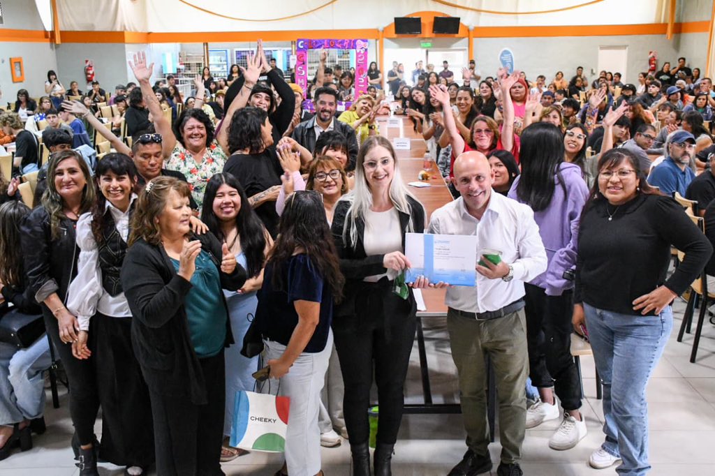 En un multitudinario acto, encabezamos la entrega de certificados para aquellos vecinos de Puerto Madryn que realizaron distintas capacitaciones, talleres y cursos a lo largo de todo el año, gracias al gran trabajo articulado entre el Municipio y distintas instituciones y