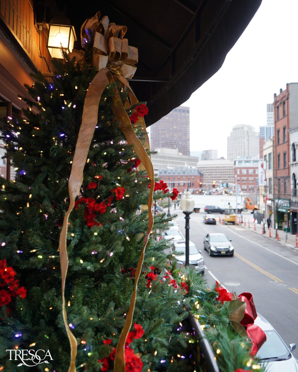 TrescaNorthEnd's tweet image. We pride ourselves on having some of the best Christmas decorations in the North End. Stop by, take in the holiday magic, and enjoy a festive, cozy dinner at Tresca!

Book your reservation: opentable.com/r/tresca-boston

#trescanorthend #bostoneats #bostonfoodies #northendboston