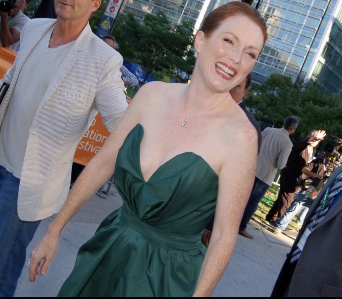 daily julianne moore tweet media