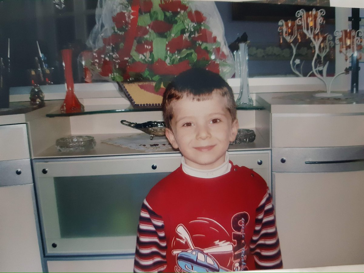 herkesin deli gibi yiyistiği ortamda bizim first kiss’in gitmemesinin masumluk