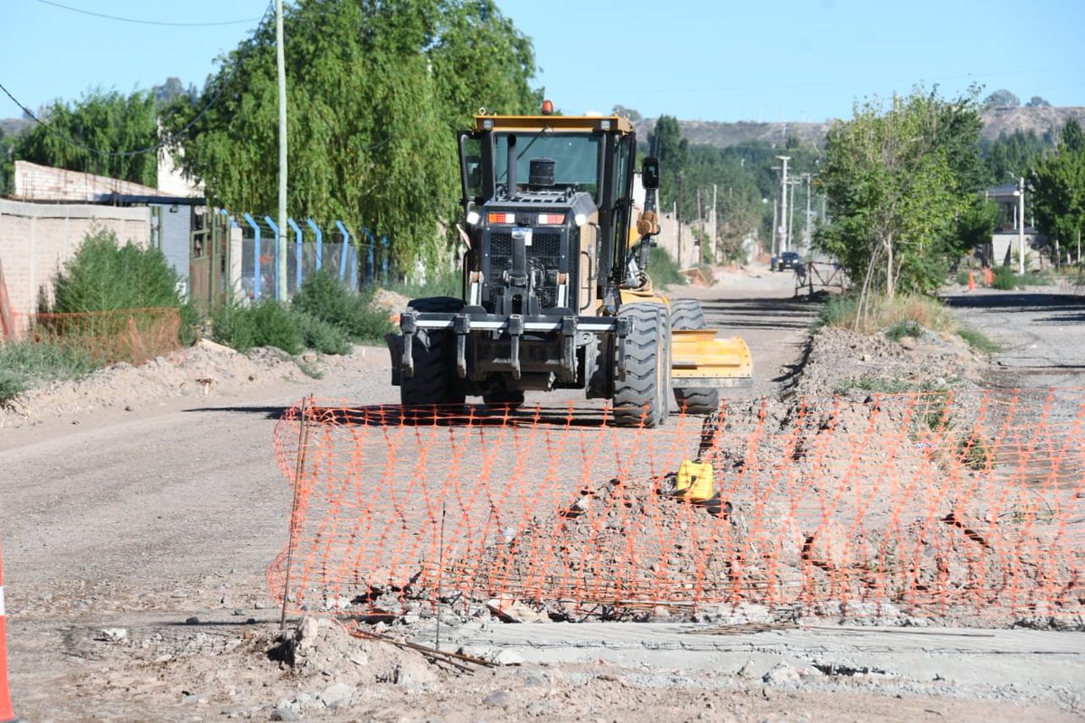 ¡Megaobra a toda marcha! 🏗️ El intendente Gaido y el gobernador Figueroa recorrieron la calle 
Crouzeilles y confirmaron su inauguración para marzo de 2026
Será una gran avenida de doble carril, con una solución hidráulica clave, que transformará el Oeste y conectará la ciudad.