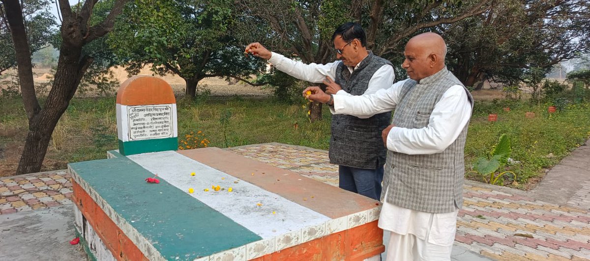 RLD7231's tweet photo. #सोनभद्र

 जनपद की पहचान स्वतंत्रता सेनानी श्रद्धेय स्व० राम मनोहर सिंह जी के स्मृति स्थल पर पुष्पांजलि अर्पित करने के साथ ही क्षेत्रीय भ्रमण में स्थानीय लोगों से चर्चा .... 

#राष्ट्रीय_लोक_दल_सोनभद्र

@jayantrld
@Office_ChJayant 
@AnilKumarMZN 
@AnilDubeyRLD
@PtAnupammishra https://t.co/skd0ae1aLj