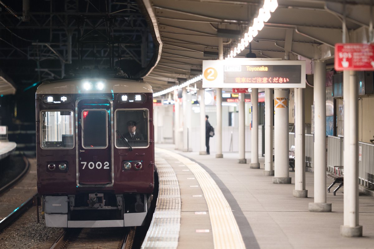 NS2062's tweet photo. 帰ってきた、懐かしい顔の8連。徐々に箕面に集う元増結車。
宝塚の7000系列がアツくなってきた。

普通/豊中 7002
回送 7032-33 https://t.co/AxaMOsonpG