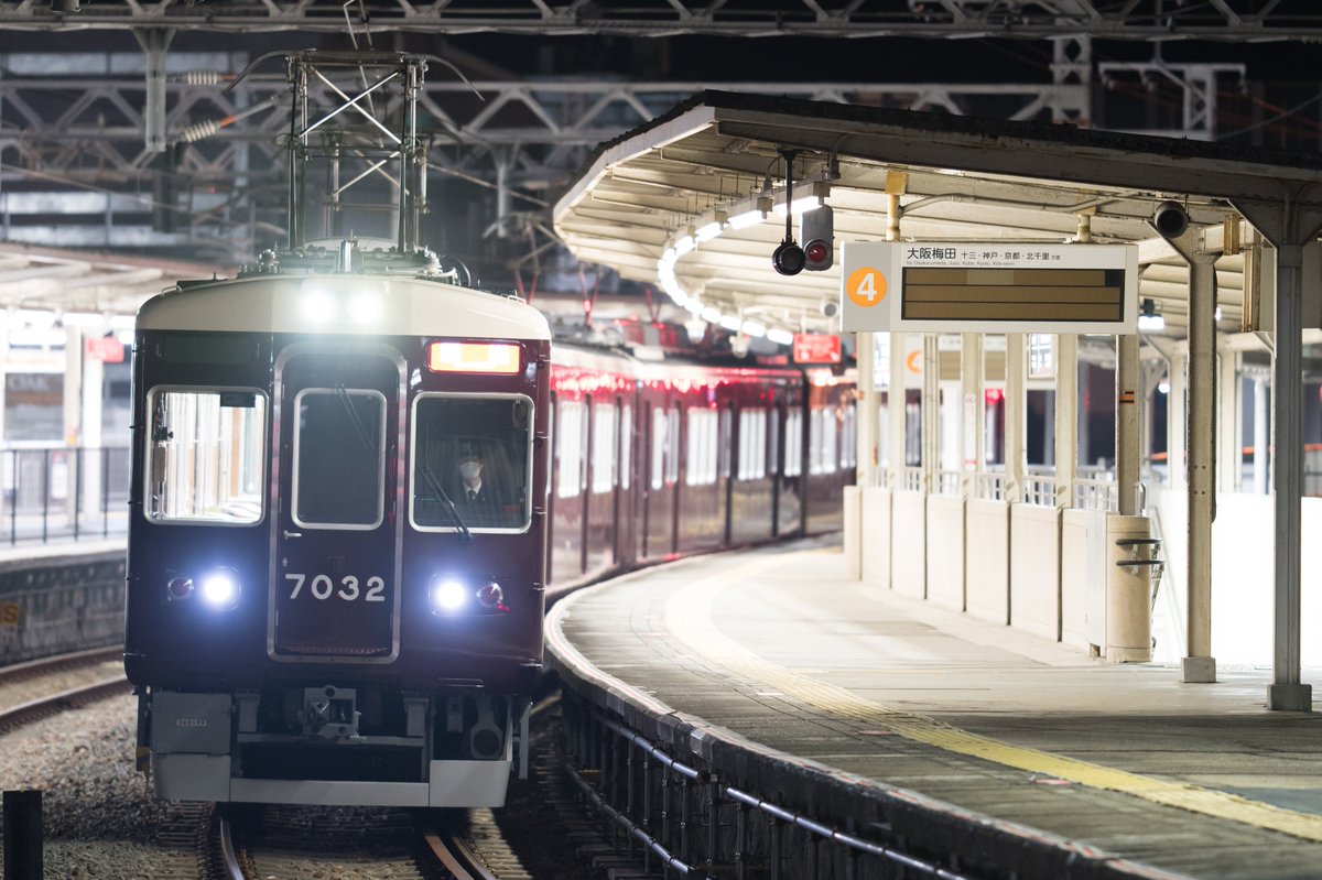 NS2062's tweet photo. 帰ってきた、懐かしい顔の8連。徐々に箕面に集う元増結車。
宝塚の7000系列がアツくなってきた。

普通/豊中 7002
回送 7032-33 https://t.co/AxaMOsonpG